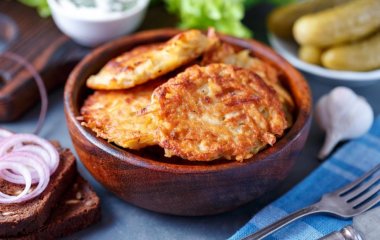 Необычный ужин из картошки и филе: готовим драники с отбивной