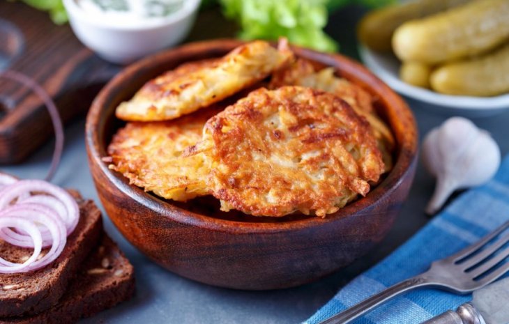 Необычный ужин из картошки и филе: готовим драники с отбивной