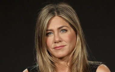 54-летняя Дженнифер Энистон засветила стройную талию в мини-бикини на отдыхе с друзьями