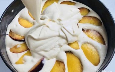 Дуже літня випічка: рецепт шарлотки з персиками