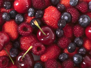 Почему не стоит увлекаться свежими фруктами и ягодами: ответ диетолога