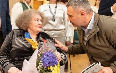 Высшая награда Франции: Лина Костенко получила Орден Почетного легиона