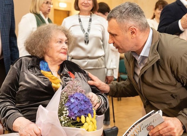 Высшая награда Франции: Лина Костенко получила Орден Почетного легиона