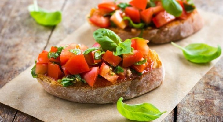 Брускетта с помидорами: классический итальянский рецепт