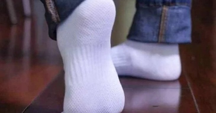 Лайфгак як відіпрати білі носки: достатньо правильно замочити