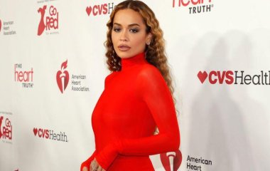 Рита Ора похвасталась подтянутой фигурой в серебристом бикини