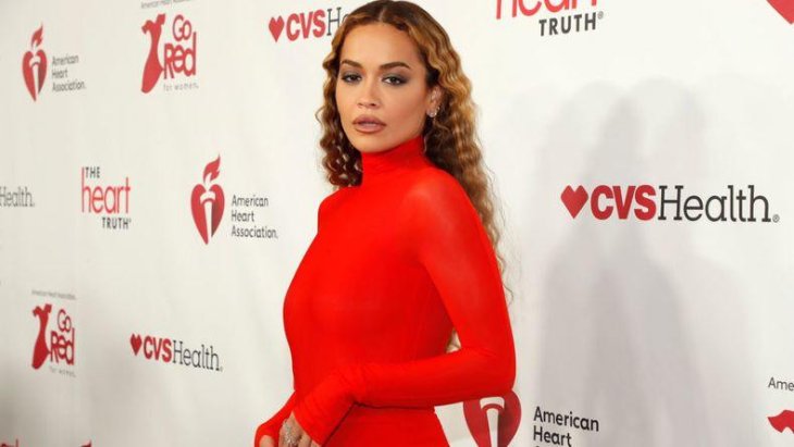 Рита Ора похвасталась подтянутой фигурой в серебристом бикини