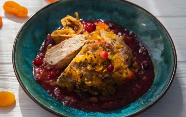 Запеченная индюшиная грудка с сухофруктами и клюквенным соусом