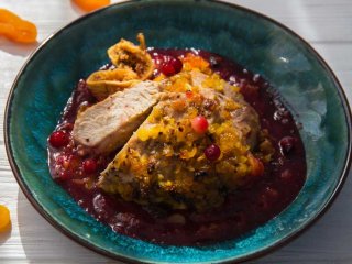 Запеченная индюшиная грудка с сухофруктами и клюквенным соусом