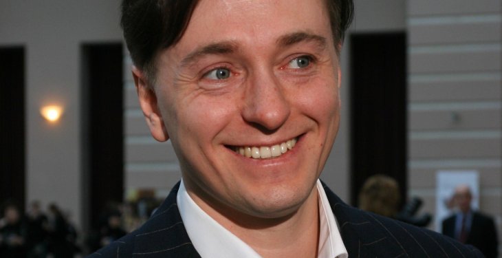 Сергей Безруков показал, как дочь готовит ему пирог