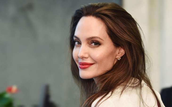 Анджелина Джоли замечена на прогулке с сыном Паксом в Лос-Анджелесе