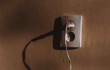 Більшість цього не знає: три правила під час відключень світла, які можуть врятувати техніку