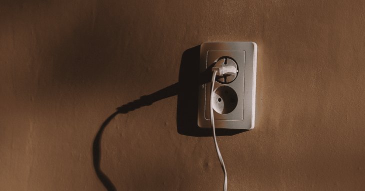 Більшість цього не знає: три правила під час відключень світла, які можуть врятувати техніку