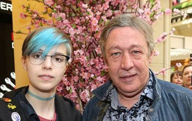 Дочь Михаила Ефремова примерила уши, перекрасила волосы и упала в объятия девушки, подозрительно похожей на дочь Леонида Якубовича