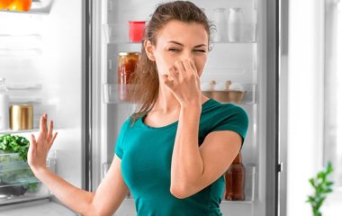 Названо неочікуваний продукт, який прибере запах у холодильнику: дешево і просто