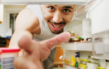 Чому продукти в холодильнику псуються надто швидко: не використовуйте ці три речі — вони 