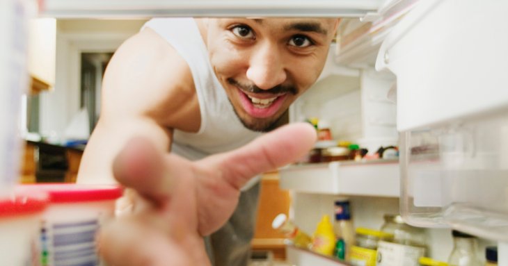 Чому продукти в холодильнику псуються надто швидко: не використовуйте ці три речі — вони