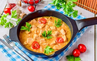 Сытно и вкусно: рецепт тушеной свинины с солеными огурцами в сметане