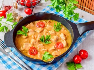 Ситно та смачно: рецепт тушкованої свинини із солоними огірками у сметані