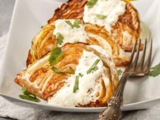 Диетический ужин: рецепт запеченной капусты за 30 минут