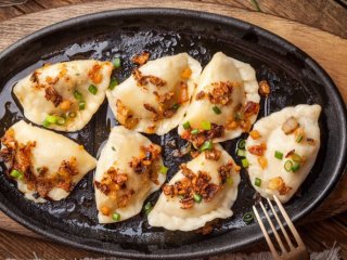 Жареные вареники с картофелем: как добавить обычному блюду новых вкусов