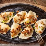 Жареные вареники с картофелем: как добавить обычному блюду новых вкусов