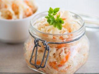 Скільки солі треба для квашення капусти, щоб вона була хрумкою цілу зиму: точні пропорції