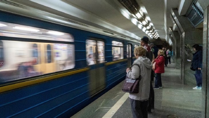 Пасажирка розважила людей у ​​метро танцем на жердині (ВІДЕО)