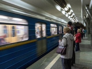 Пассажирка развлекла людей в метро танцем на шесте (ВИДЕО)