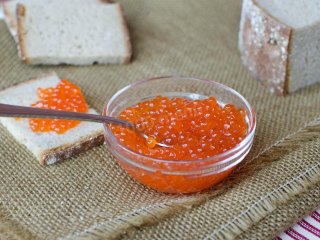 Деликатес своими руками: как вкусно засолить любую икру