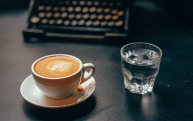 Медики рассказали, вредно ли пить кофе со сливками