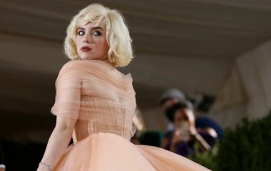 Будто из сказки вышла: Билли Айлиш покорила публику образом в шикарном платье 