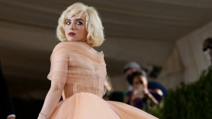 Будто из сказки вышла: Билли Айлиш покорила публику образом в шикарном платье 