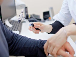Медики назвали симптомы развивающегося в организме артрита