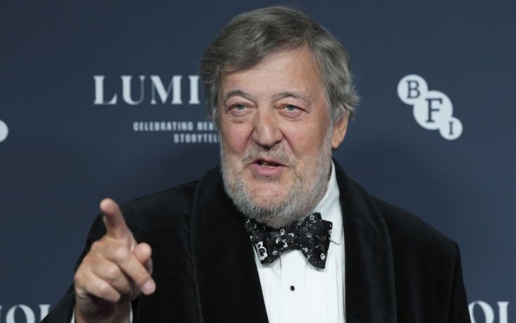 Актер Стивен Фрай в Киеве показал уничтоженную вражескую технику и резко обратился к россиянам