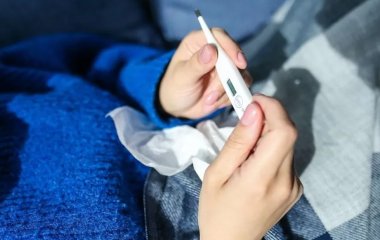Лікар розповіла, коли з'являються симптоми у «омікрон»-штамом, що заразилися.