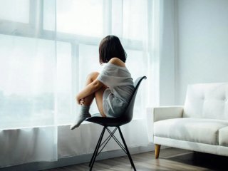 «Мені і так нормально»: чому ми ховаємо самотність за зайнятістю та як з цим бути