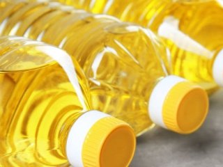 Як правильно зберігати соняшникову олію: де тримати відкриту пляшку і скільки часу вона не псується