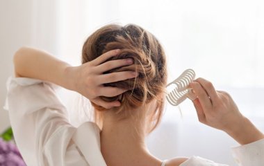 Через цю популярну зачіску може випадати волосся: трихологиня пояснила