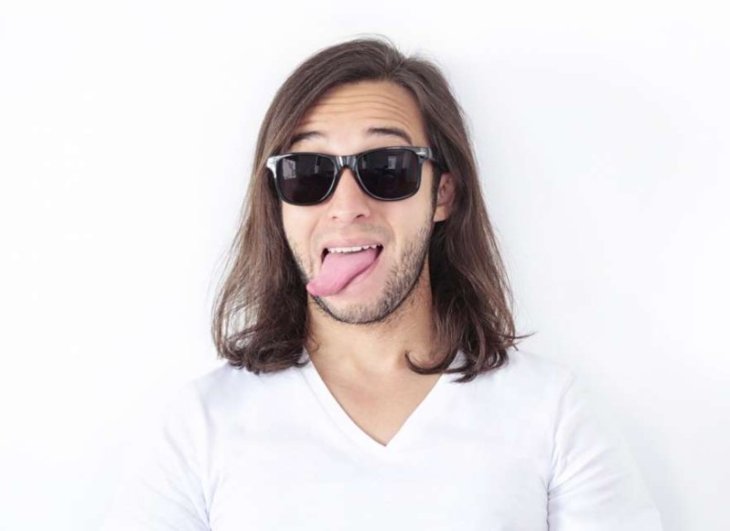 Медики объяснили, как определить болезни по цвету языка