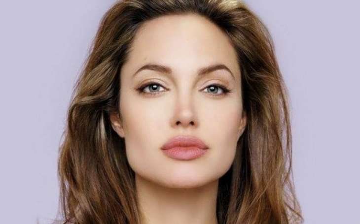 Анджелина Джоли предстала в винтажном наряде во время съемок нового фильма 