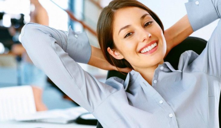 Эффективные упражнения за рабочим столом, которые помогут снять напряжение