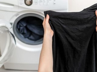 Як правильно доглядати чорний одяг, щоб він не втратив колір: Три дієві поради
