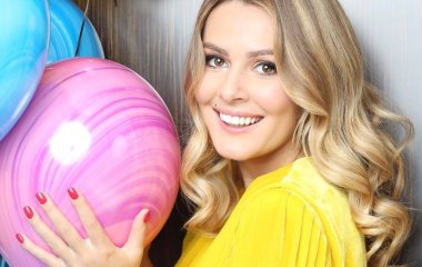 Мария Кожевникова примерила роскошное платье из полупрозрачного кружева