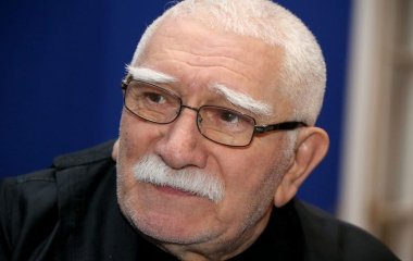 Перекошенный крест и портрет на земле: что случилось с могилой Джигарханяна