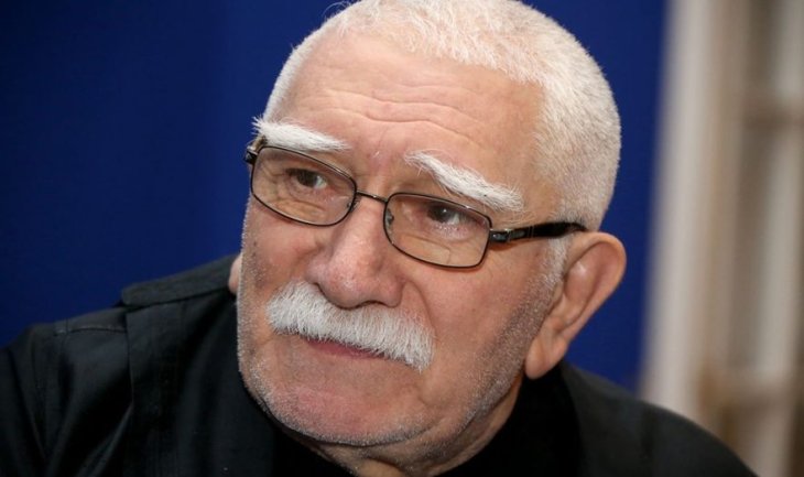 Перекошенный крест и портрет на земле: что случилось с могилой Джигарханяна