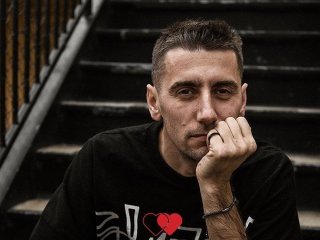 Відомий український комік після втечі з України показався з новими документами: де зараз Еллерт