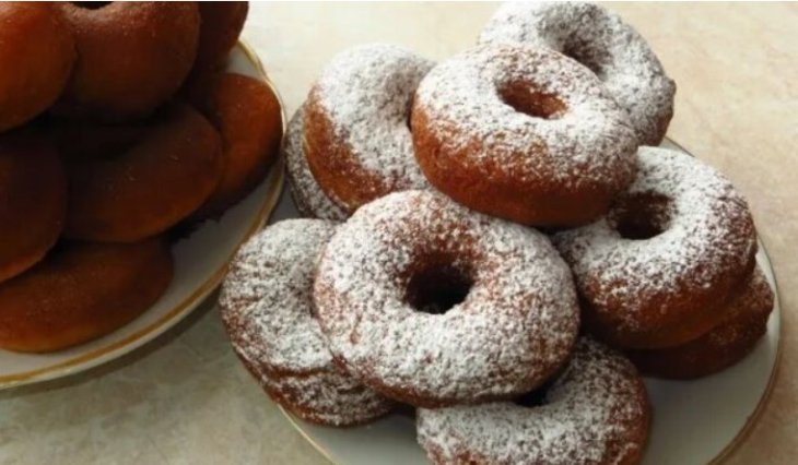 Стакан кефира и яйцо: вы и не подозревали, что готовить домашние пончики так просто