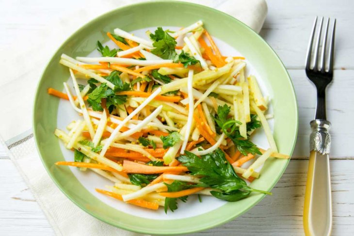 Ідеальна детокс-страва: смачний салат з яблуком та селерою