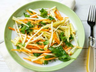 Идеальное детокс-блюдо: вкусный салат с яблоком и сельдереем